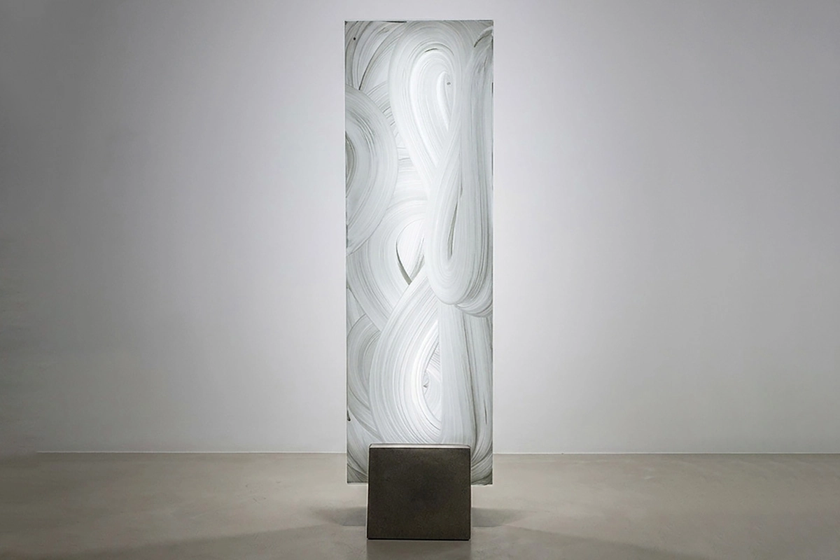 WHITEWASH floor lamp front view by Cuatro Cuatros